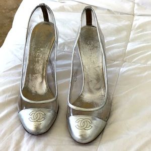 CHANEL CC logo Silver cap toe leather, PVC heels pumps.